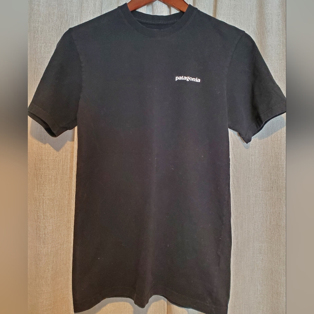 EUC Patagonia Men's P-6 Logo Responsibili-Tee Shirt Black Short Sleeve Men's XS